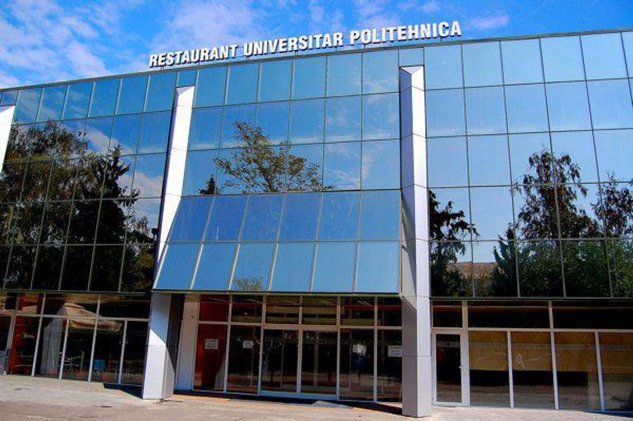 Clădire din sticlă pe care este scris „Restaurant Universitar Politehnica”.